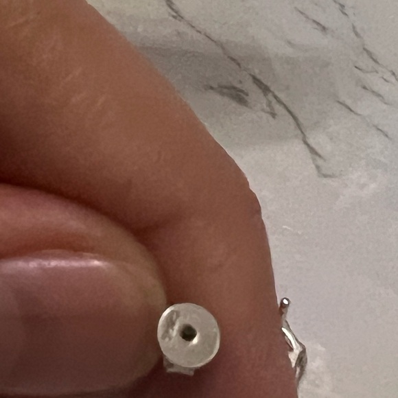 6 prong 2 ct Diamond stud earrings! - Picture 12 of 13